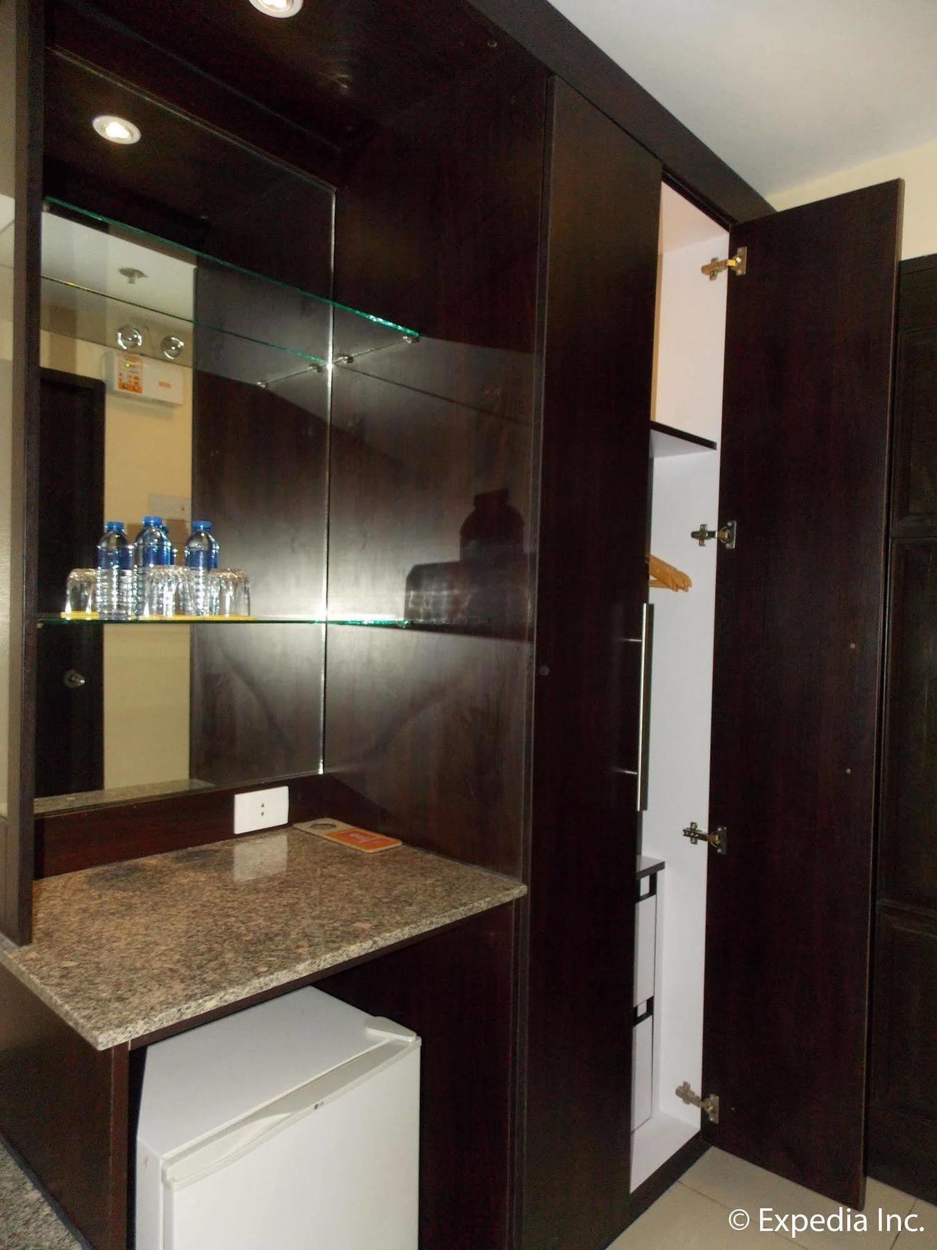M Citi Suites Cebu Exteriör bild
